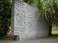 Relief am Denkmal für die antifaschistischen Widerstandskämpfer nahe der Berliner Allee im Park am Weißen See in Berlin-Weißensee