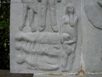 Relief am Denkmal für die antifaschistischen Widerstandskämpfer nahe der Berliner Allee im Park am Weißen See in Berlin-Weißensee