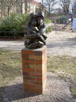 Affen-Skulptur auf dem Solonplatz in Berlin Weißensee