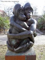 Affen-Skulptur auf dem Solonplatz in Berlin Weißensee