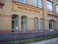 Schriftzug Puccini-Hofgärten in Berlin Weißensee