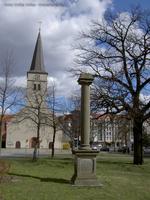 Preußensäule und Dorfkirche am Dorfanger in Alt-Friedrichsfelde
