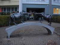 Bronzeskulptur Zwei Ziegen auf der Brücke von Stefan Horota aus dem Jahr 1975 in der Schulze-Boysen-Straße im Neubaugebiet Frankfurter Allee Süd in Alt-Lichtenberg