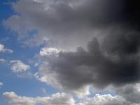 Blauer Himmel mit Regenwolken bei Blumberg