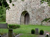 Kirchenfriedhof mit Kirchenportal in Börnicke