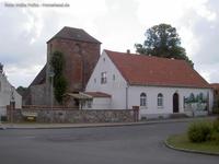 Gemeindehaus und Feldsteinkirche in Klosterdorf