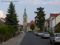 L39 in Neu Zittau mit der Dorfkirche