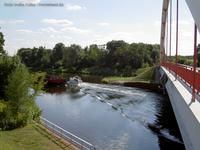 Boot und Frachtschiff auf dem Oder-Havel-Kanal