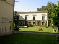 Gartenhof mit Pergola und Spolien im Schloss Glienicke