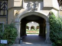 Durchgang mit Wappen im Schloss Cecilienhof