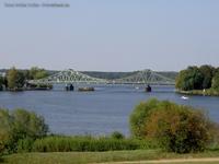 Glienicker Brücke über die Havel vom Schlosspark Babelsberg