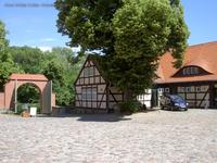 Burghof mit Tor und Fachwerkhaus