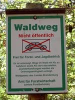 Waldweg Hinweisschild in Brandenburg