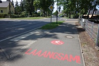 Straßenmarkierung LAAANGSAM!