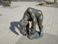 Bronzeskulptur Die sich Aufrichtende von Ingeborg Hunzinger