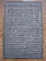 Bronzetafel mit Geschichte des Denkmals am Granitsockel vom Denkmal für Hermann Schulze-Delitzsch am Schulze-Delitsch-Platz in Berlin