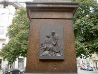 Bronzetafel mit Landarbeiter und Schmied am Granitsockel vom Denkmal für Hermann Schulze-Delitzsch am Schulze-Delitsch-Platz in Berlin