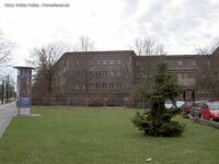 Grünfläche am Hauptgebäude vom ehemaligen Studentenwohnheim an der Treskowallee/Römerweg