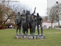 Skulptur Völkerfreundschaft auf der Grünfläche am Studentenwohnheim an der Treskowallee/Römerweg