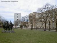 Grünanlage am Römerweg mit Skulptur und Hochschule in Berlin-Karlshorst