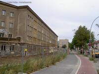 Hauptgebäude des ehemaligen Studentenwohnheims an der Treskowallee in Berlin-Karlshorst