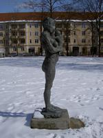 Granitskulptur Mutter und Kind auf dem Freiaplatz