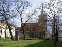 Dorfkirche mit Sämann und Urne auf dem Dorfanger in Lichtenberg