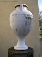 Urne für Mutter Schadow an der alten Lichtenberger Dorfkirche