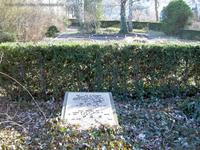 Grabstein mit gestohlenen Buchstaben auf dem Friedhof Plonzstraße