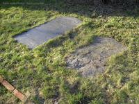Grabsteine im Rasen auf dem Friedhof Plonzstraße