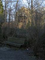 Parkbank und die Friedhofskapelle auf dem Friedhof Plonzstraße