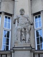 Statue von Herkules mit Keule und Löwen am Hauptportal der Konsum-Genossenschaft Berlin