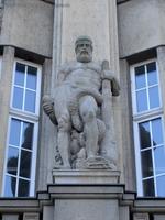 Statue von Herkules mit Keule und Schlange am Hauptportal der Konsum-Genossenschaft Berlin
