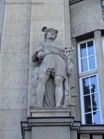 Statue von Hermes mit Äskulapstab und Geldbeutel am Hauptportal der Konsum-Genossenschaft Berlin
