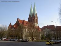 Glaubenskirche und Amtsgericht am Roedeliusplatz in Berlin-Lichtenberg