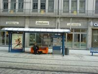 Tram-Haltestelle mit Sofa in München