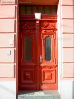 Alte rote Haustür aus Holz in der Wilhelminenhofstraße