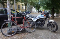 Altes Fahrrad und Motorrad