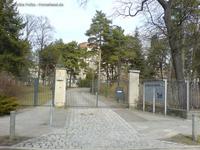 Das Eingangstor der Katholischen Hochschule für Sozialwesen Berlin vom Erzbistum Berlin in der Köpenicker Allee