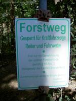 Hinweisschild Forstweg in Brandenburg