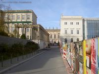 Niederlagstraße in Berlin-Friedrichswerder mit den Kollonaden des Kronprinzenpalais, dem Zeughaus und der Kommandatur