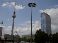 Am Alexanderplatz, mit Fernsehturm, Straßenlaterne und dem Park Inn Hotel, in Berlin