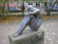 Sitzende, Statue am Traveplatz von Siegfried Krepp