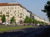 Frankfurter Allee Nord in Friedrichshain an der Kreuzung Proskauer Straße