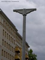Historischer Straßenlaternenmast ohne Laterne an der Karl-Marx-Allee in Berlin