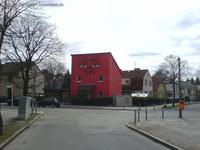 Streetart Graffiti an einem roten Wohnhaus in der Köpenicker Allee, gegenüber dem Eingangstor der Katholischen Hochschule für Sozialwesen Berlin vom Erzbistum Berlin