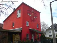 Wandmalerei an einem roten Wohnhaus in der Köpenicker Allee, gegenüber dem Eingangstor der Katholischen Hochschule für Sozialwesen Berlin vom Erzbistum Berlin